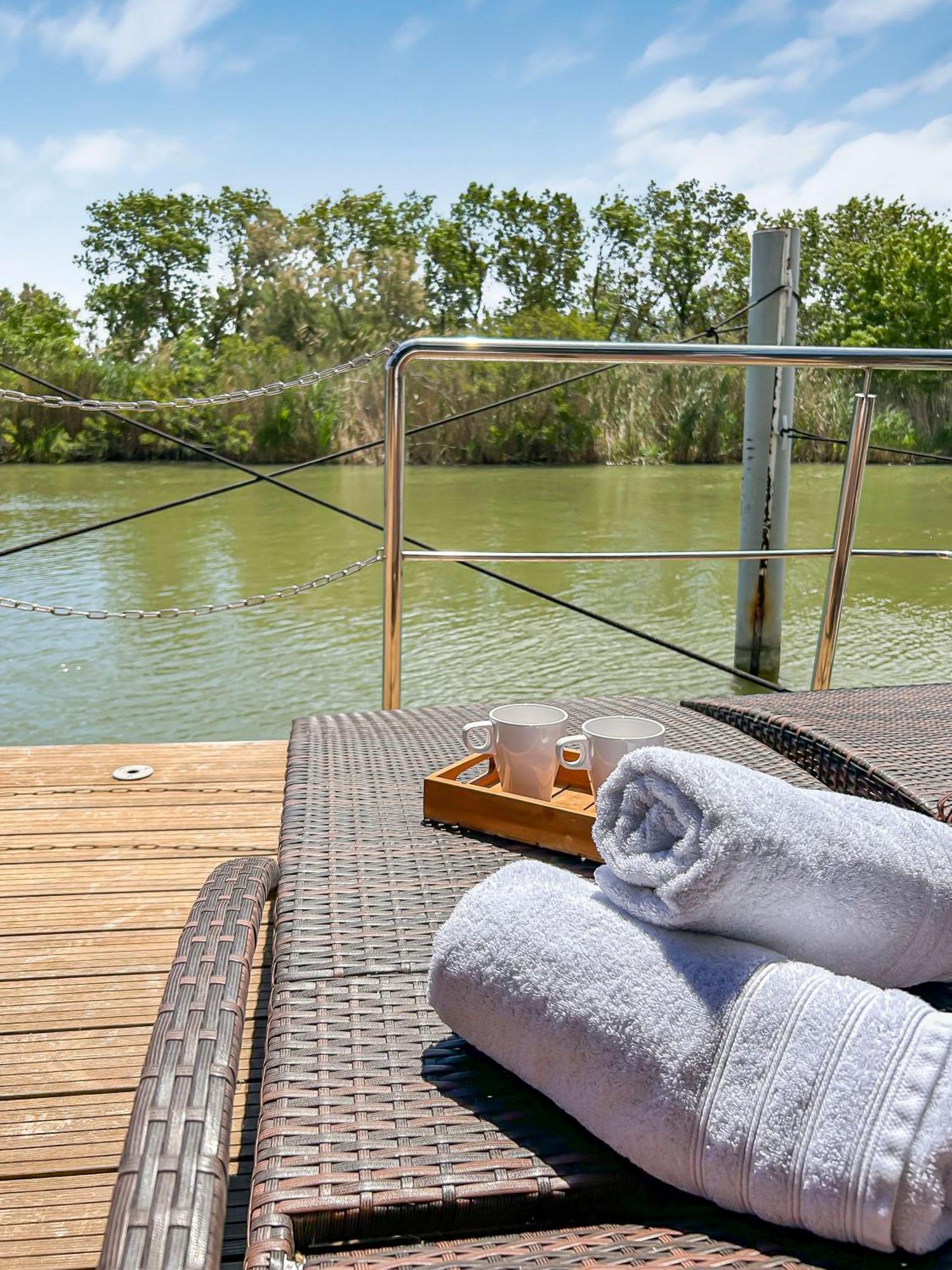 Botel Bord Du Canal Du Rhone A Sete Sur 