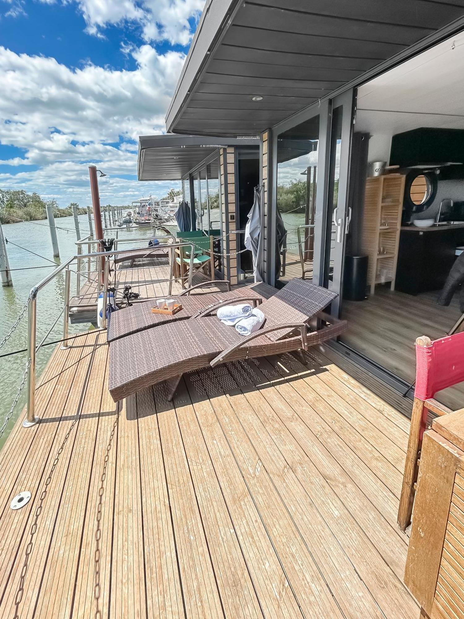 Bord Du Canal Du Rhone A Sete Sur 